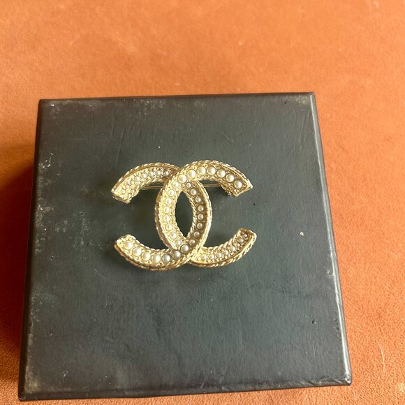 Chanel Pearl Matte Gold Tone CC Logo Brooch - Picture 5 of 11
